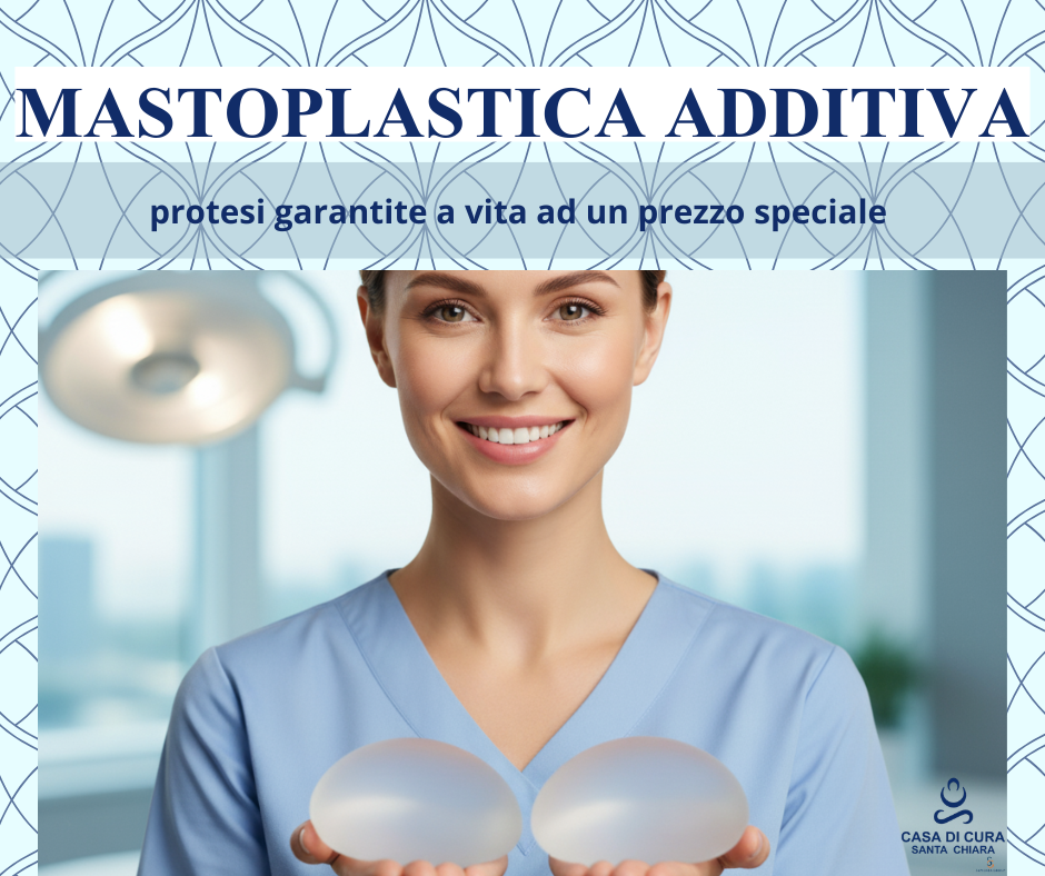 Professionista sanitario in camice azzurro mostra due protesi mammarie in silicone, in pubblicità di mastoplastica additiva con logo clinica in angolo.